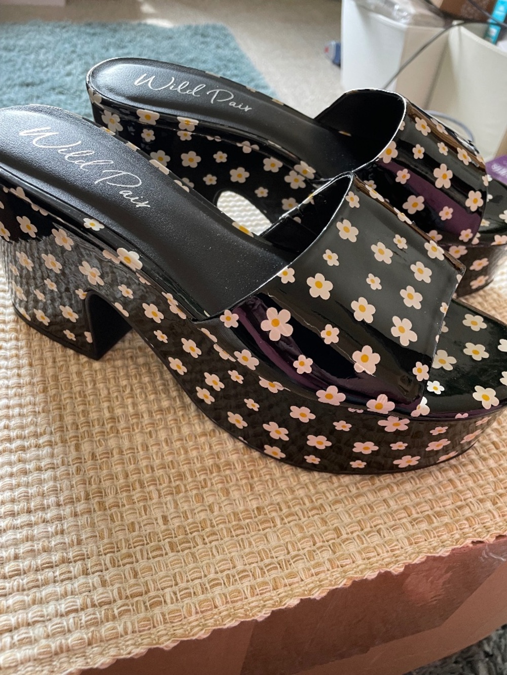 Wild Pair Melbourne Black Daisy platform sandal NWOB Sz. 9 1/2